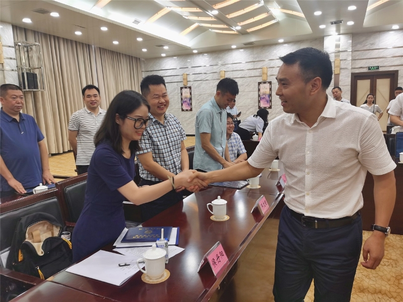 市委常委,组织部部长熊文琦与选调生亲切交谈